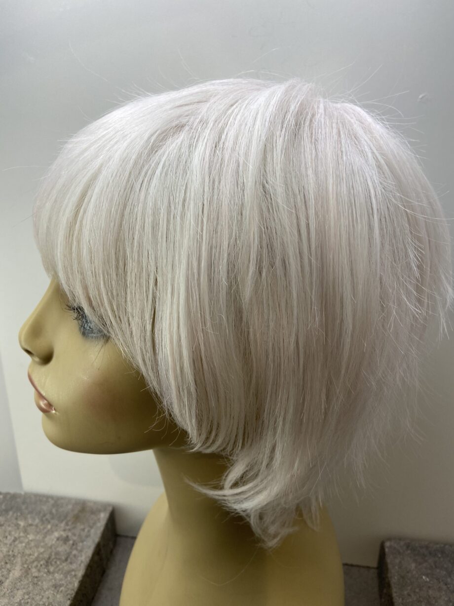 Silver white  with a hint of pink  Sss701