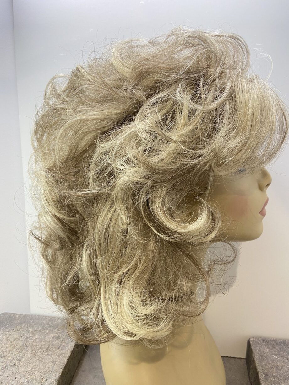 Ash blonde long curly wig. Bllc341