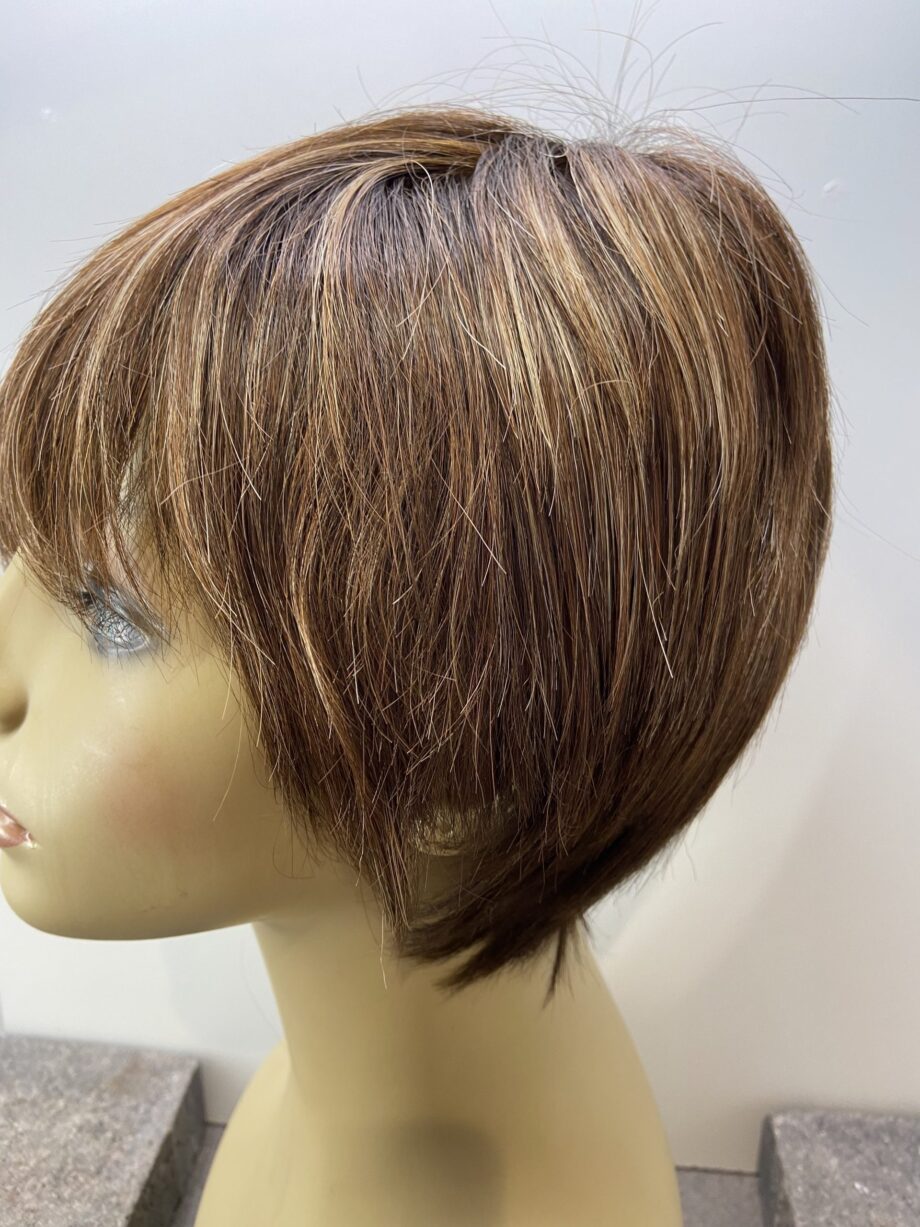 Short brown highlighted wig. Brss335