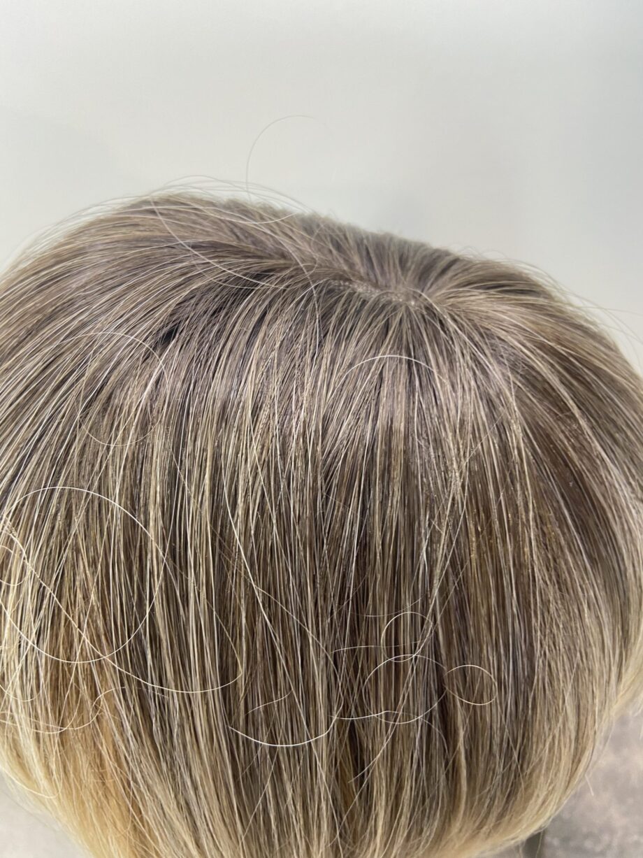 Gorgeous blonde long rooted wig. Bblls238
