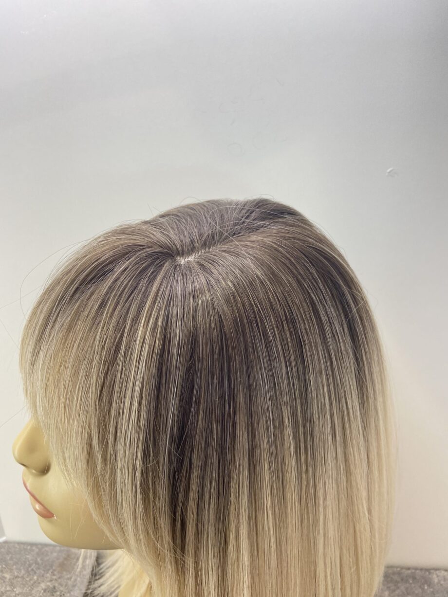 Gorgeous blonde long rooted wig. Bblls238
