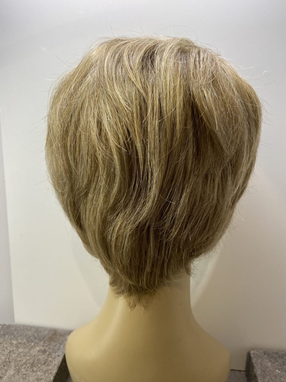 Short blonde wig. Blss339