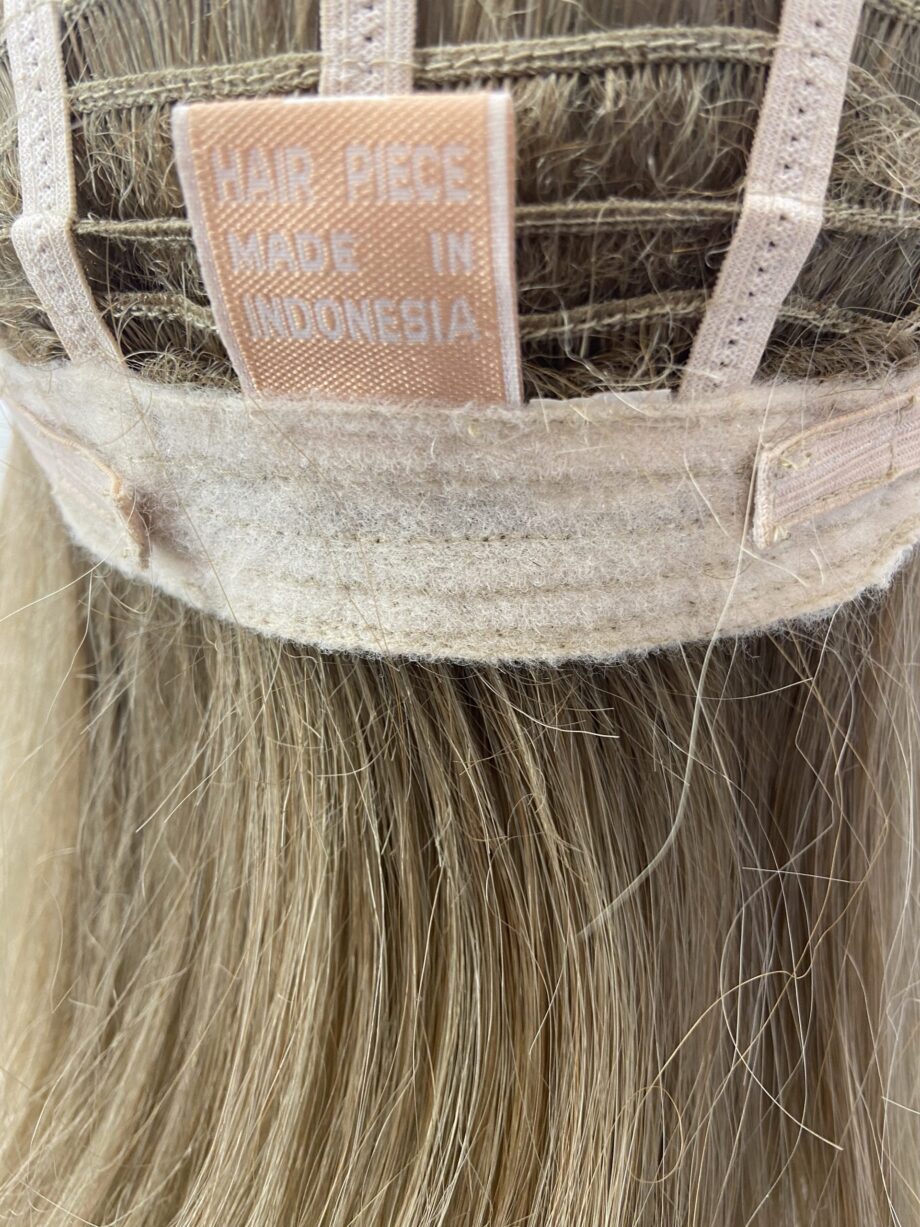 Shiny blonde long wig. Blls54