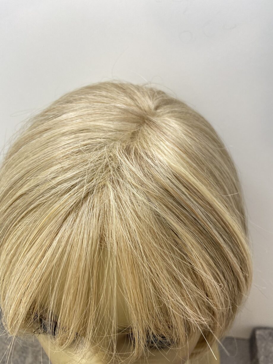 Shiny blonde long wig. Blls54