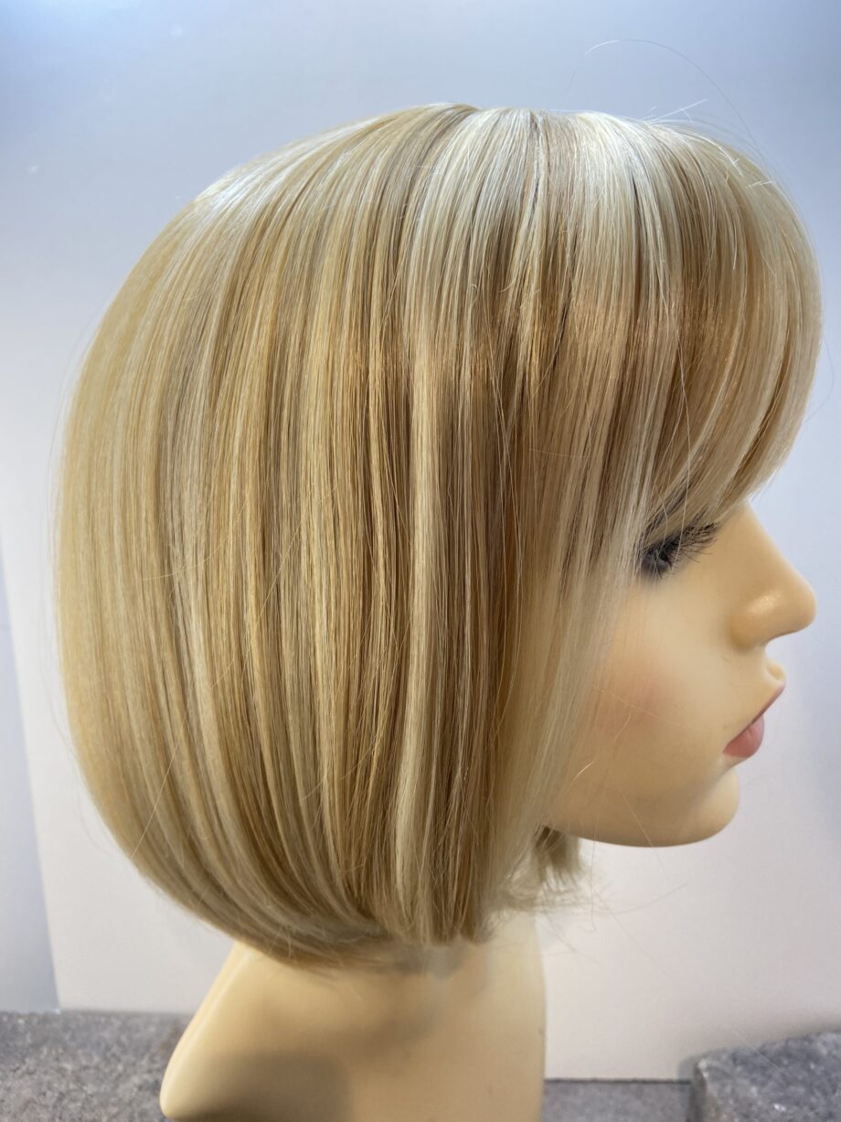 Highlighted blonde long wig. Bllms704