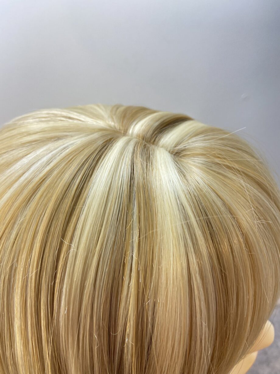 Highlighted blonde long wig. Bllms704