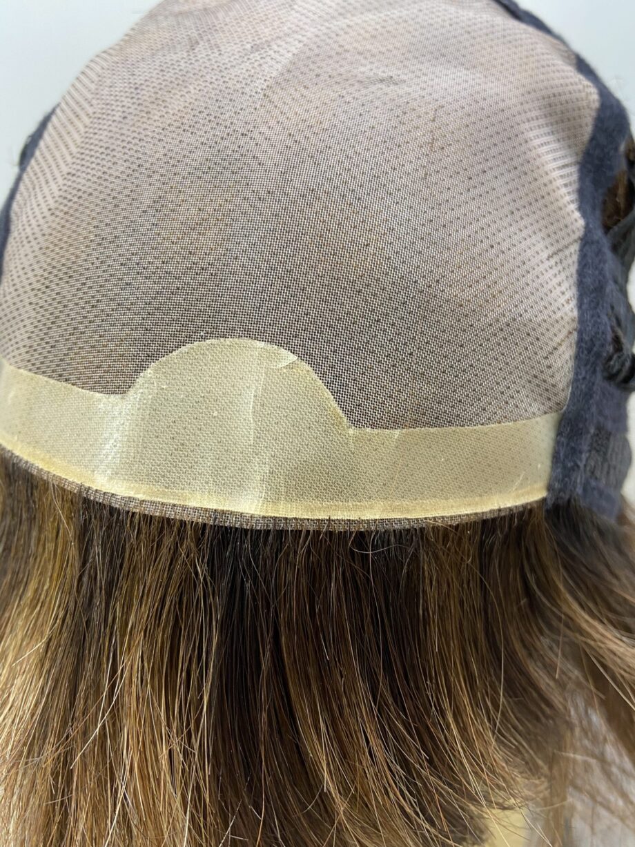 Short brown highlighted wig. Brss335