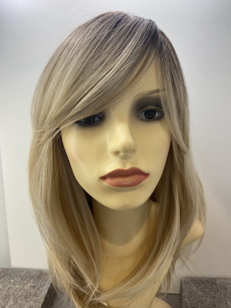 Stunning rooted blonde wig. Bbl237