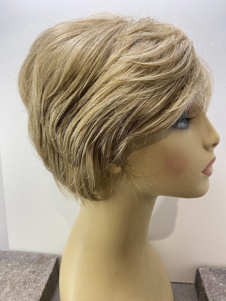 Short blonde wig. Blss339