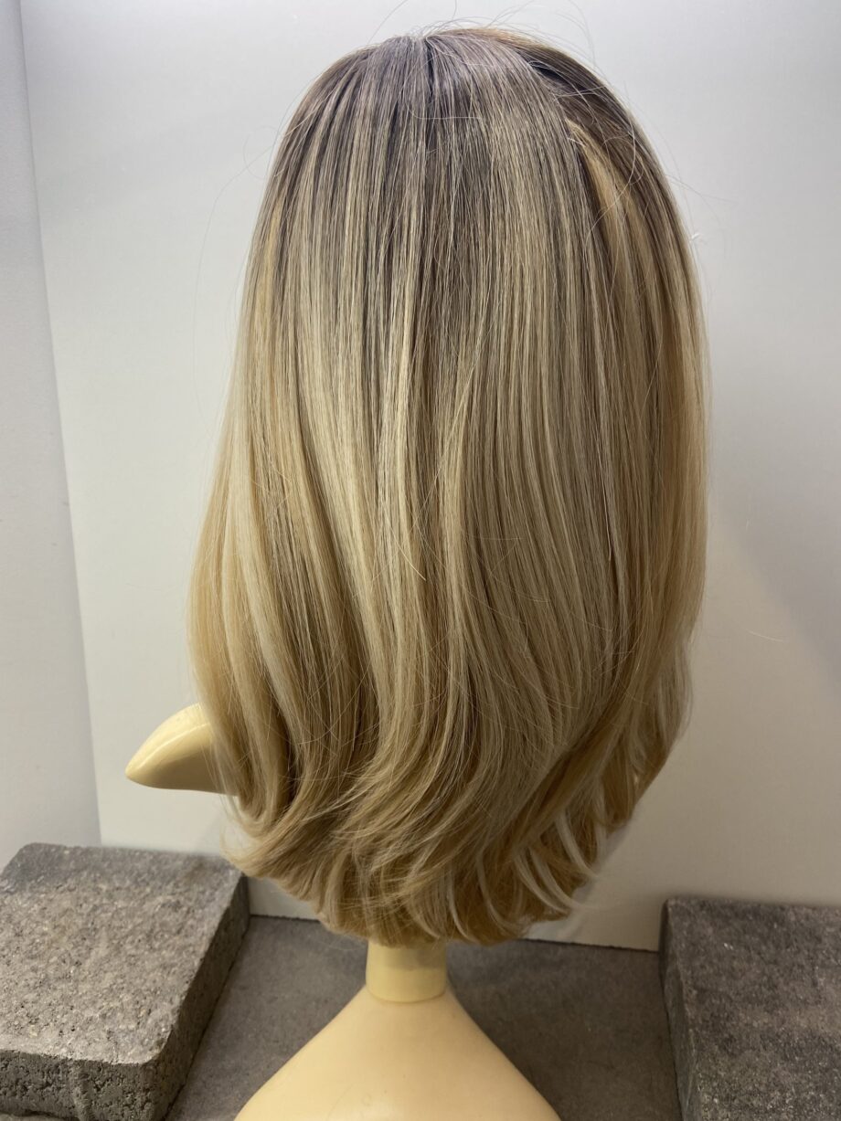 Stunning rooted blonde wig. Bbl237