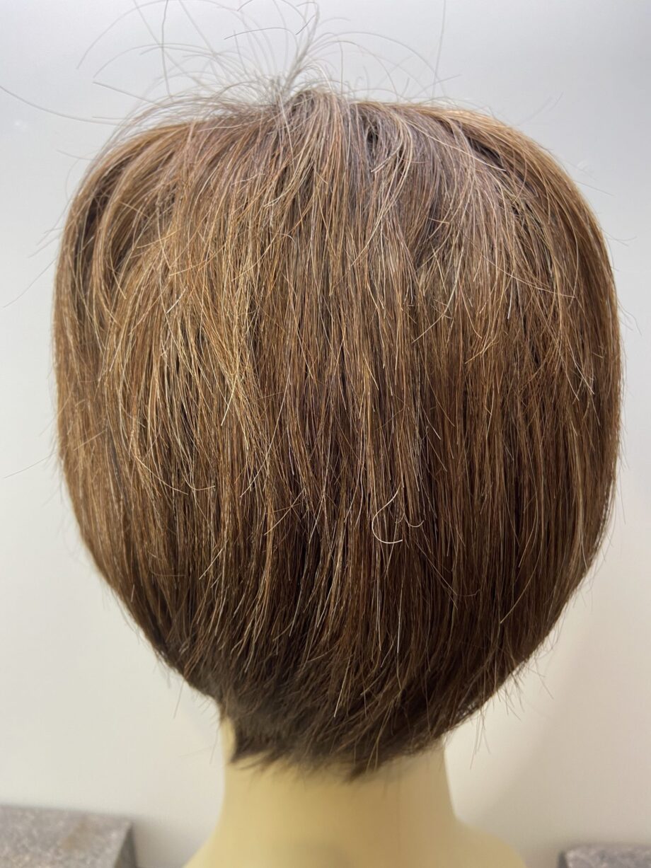Short brown highlighted wig. Brss335