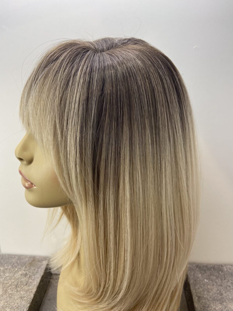 Gorgeous blonde long rooted wig. Bblls238