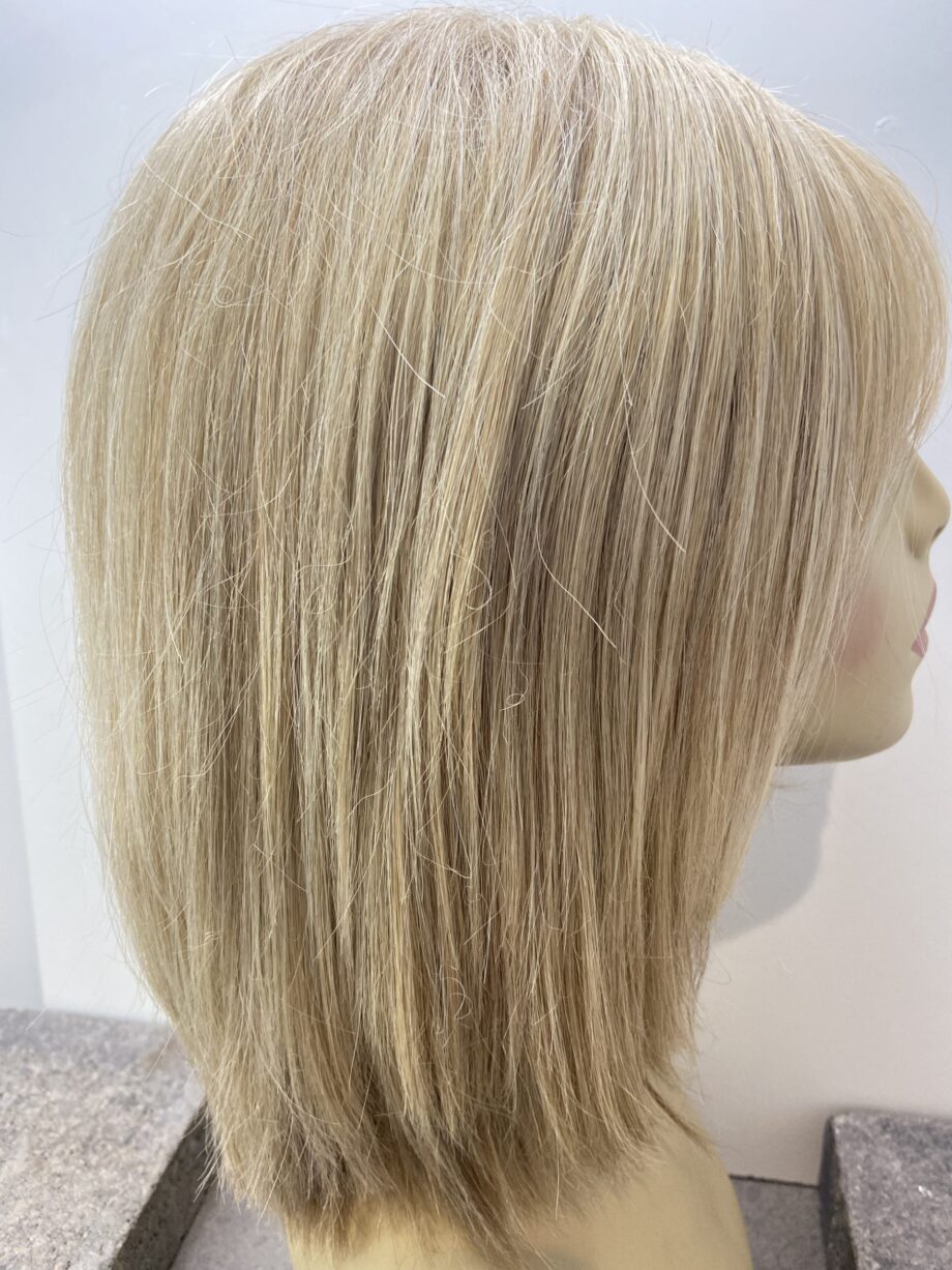 Shiny blonde long wig. Blls54