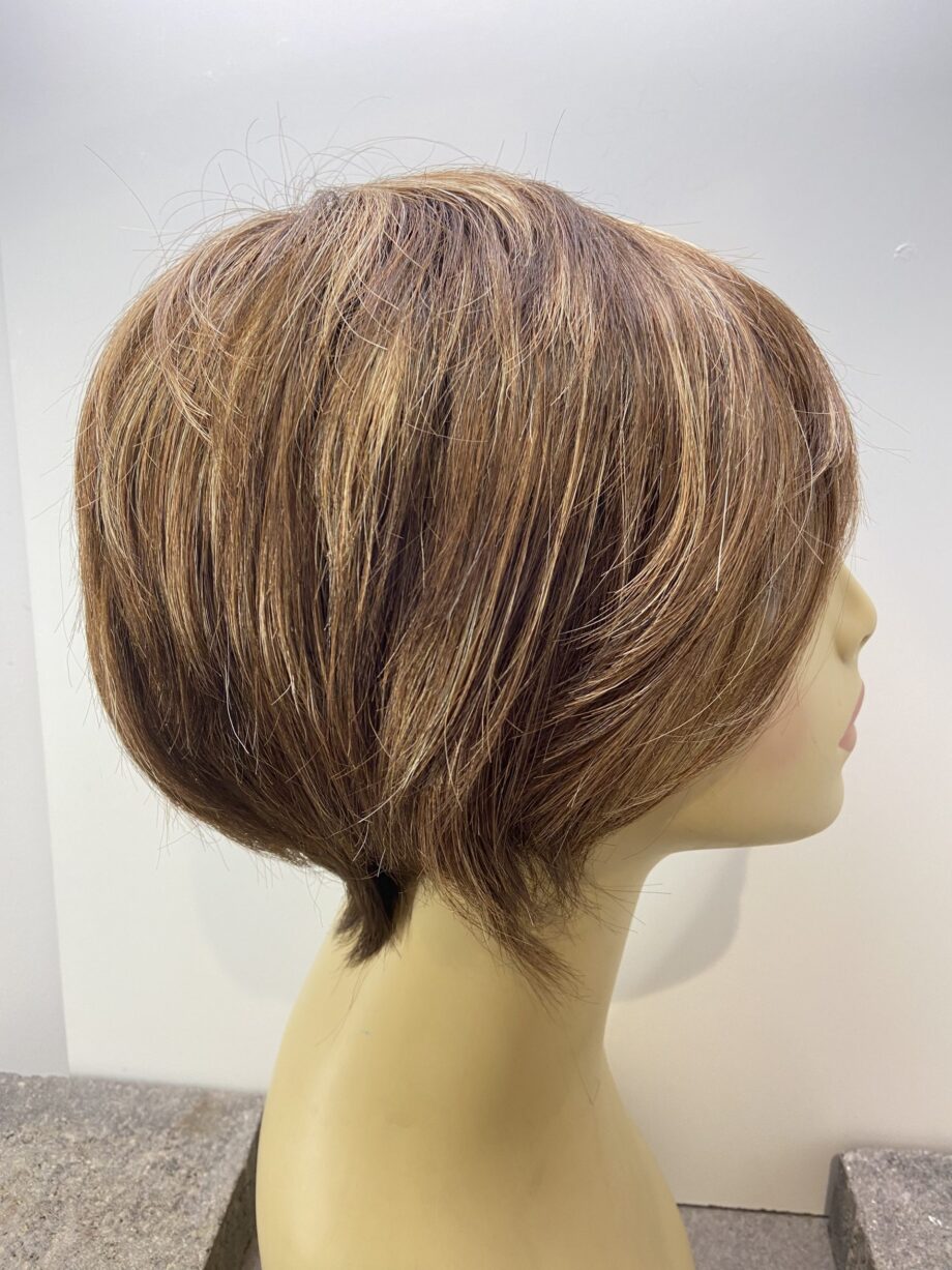 Short brown highlighted wig. Brss335