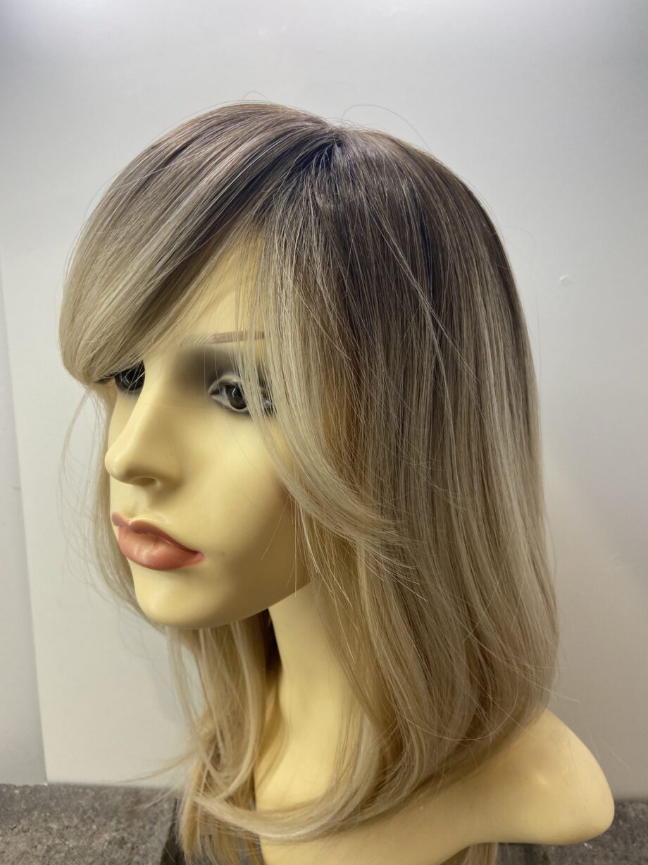 Stunning rooted blonde wig. Bbl237