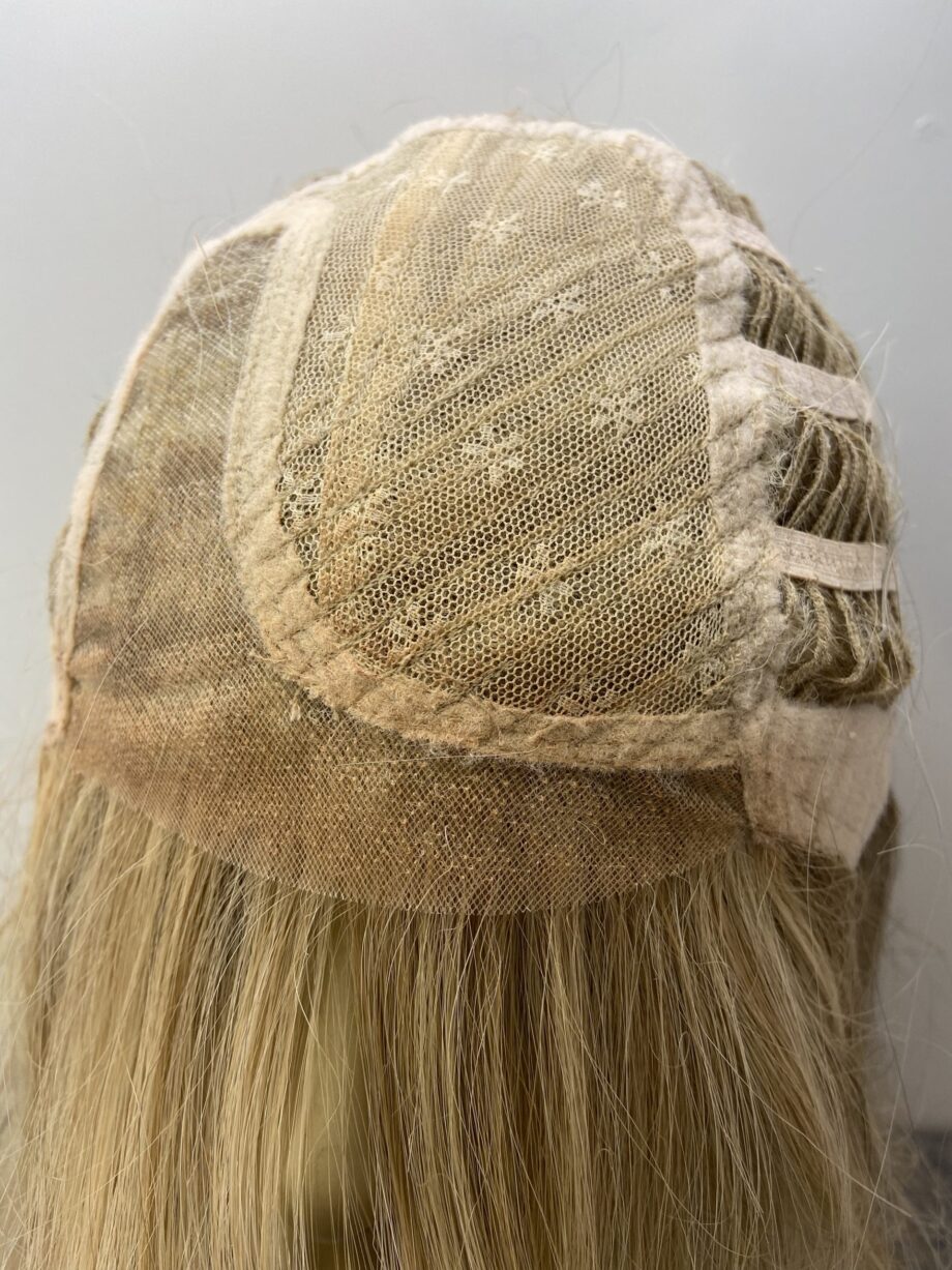 Shiny blonde long wig. Blls54