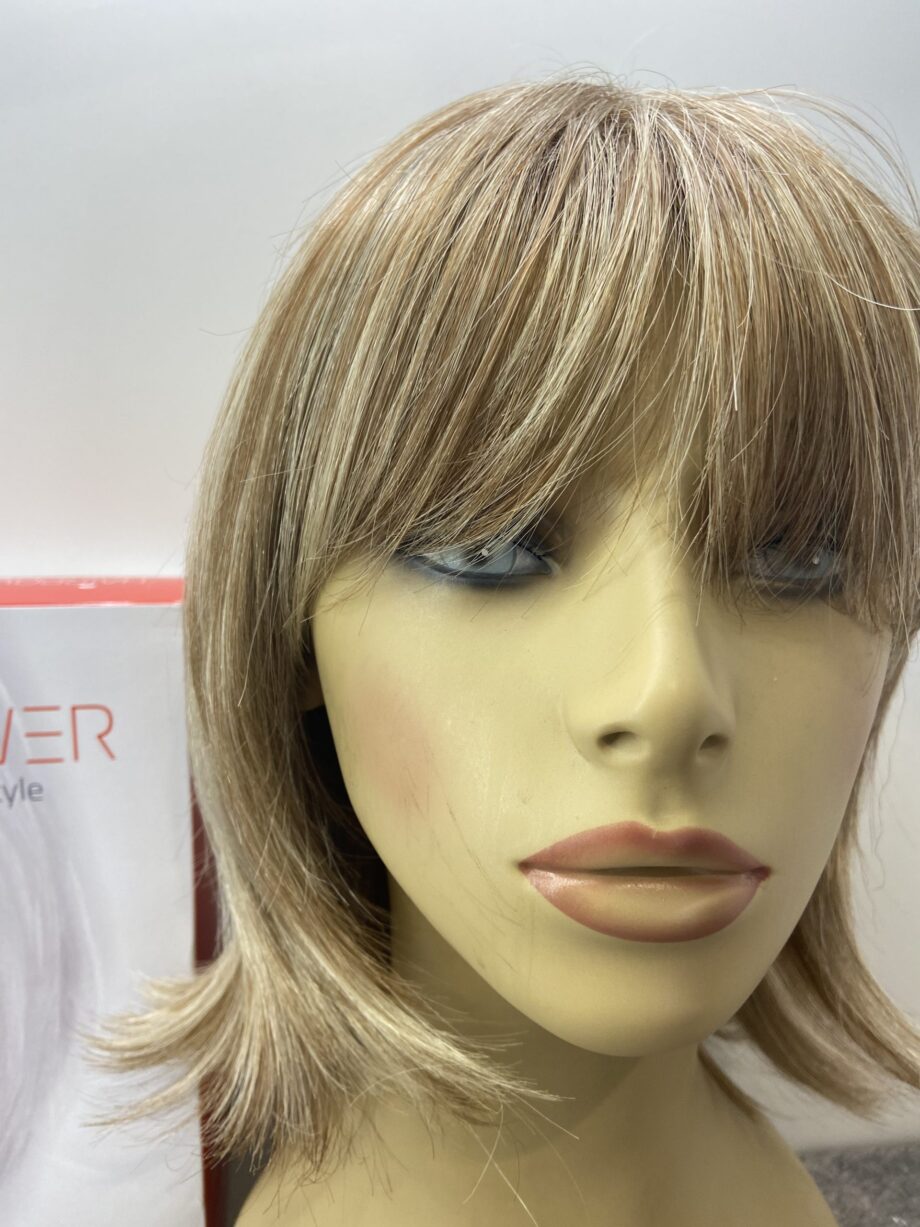 Stunning blonde highlighted wig. Bblls235