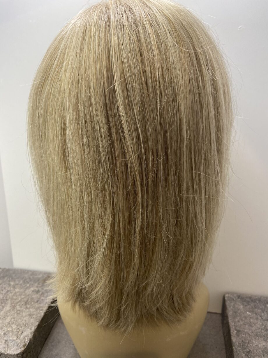 Shiny blonde long wig. Blls54