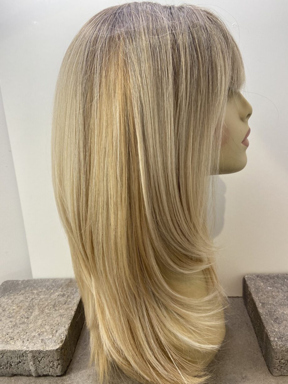 Gorgeous blonde long rooted wig. Bblls238