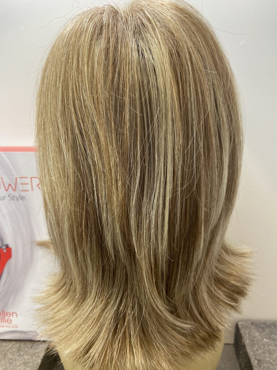 Stunning blonde highlighted wig. Bblls235