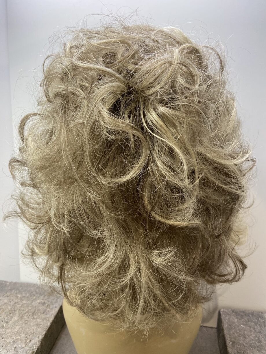 Ash blonde long curly wig. Bllc341