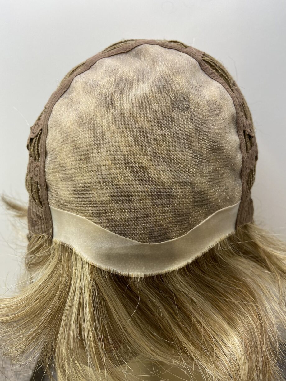 Short blonde wig. Blss339