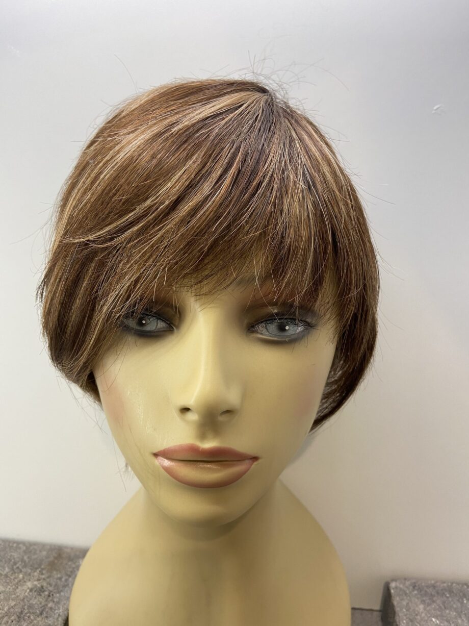 Short brown highlighted wig. Brss335
