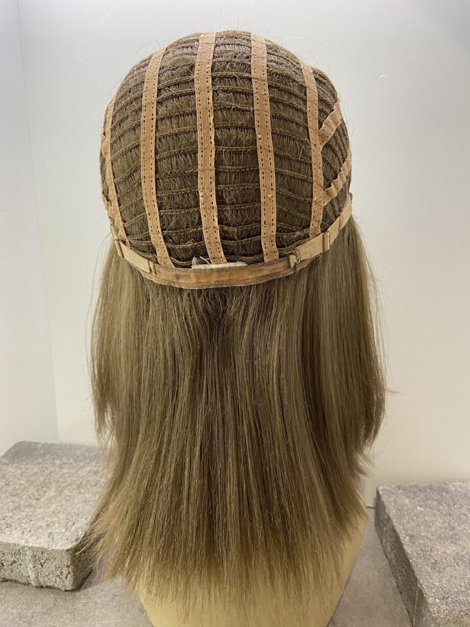 Long blonde highlighted wig. Blls715