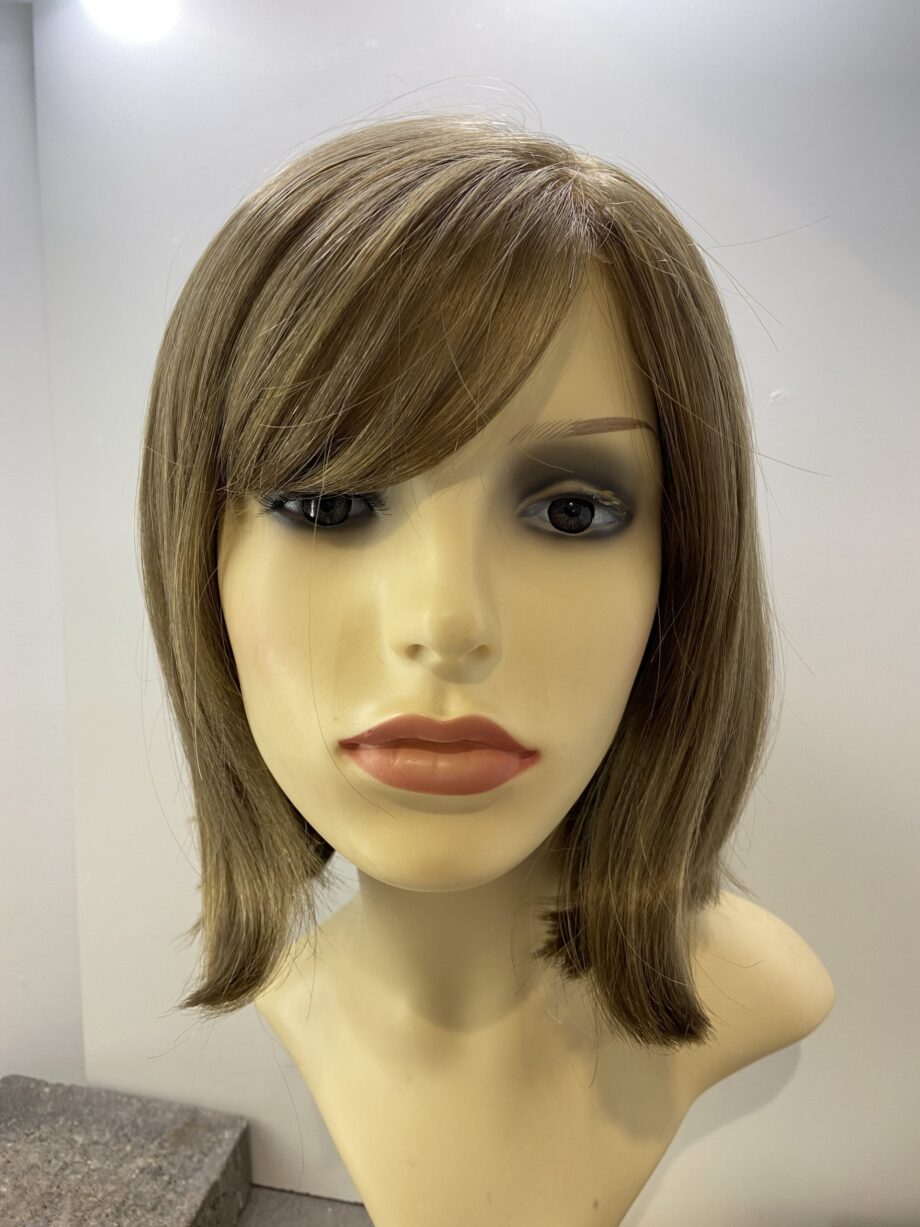 Blonde light brown highlighted wig. Blls716