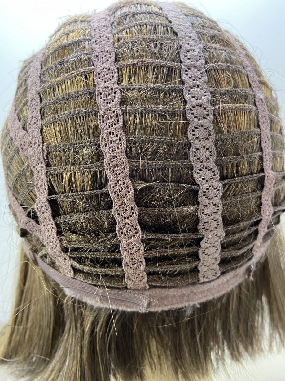 Shiny brown short wig. Brms717