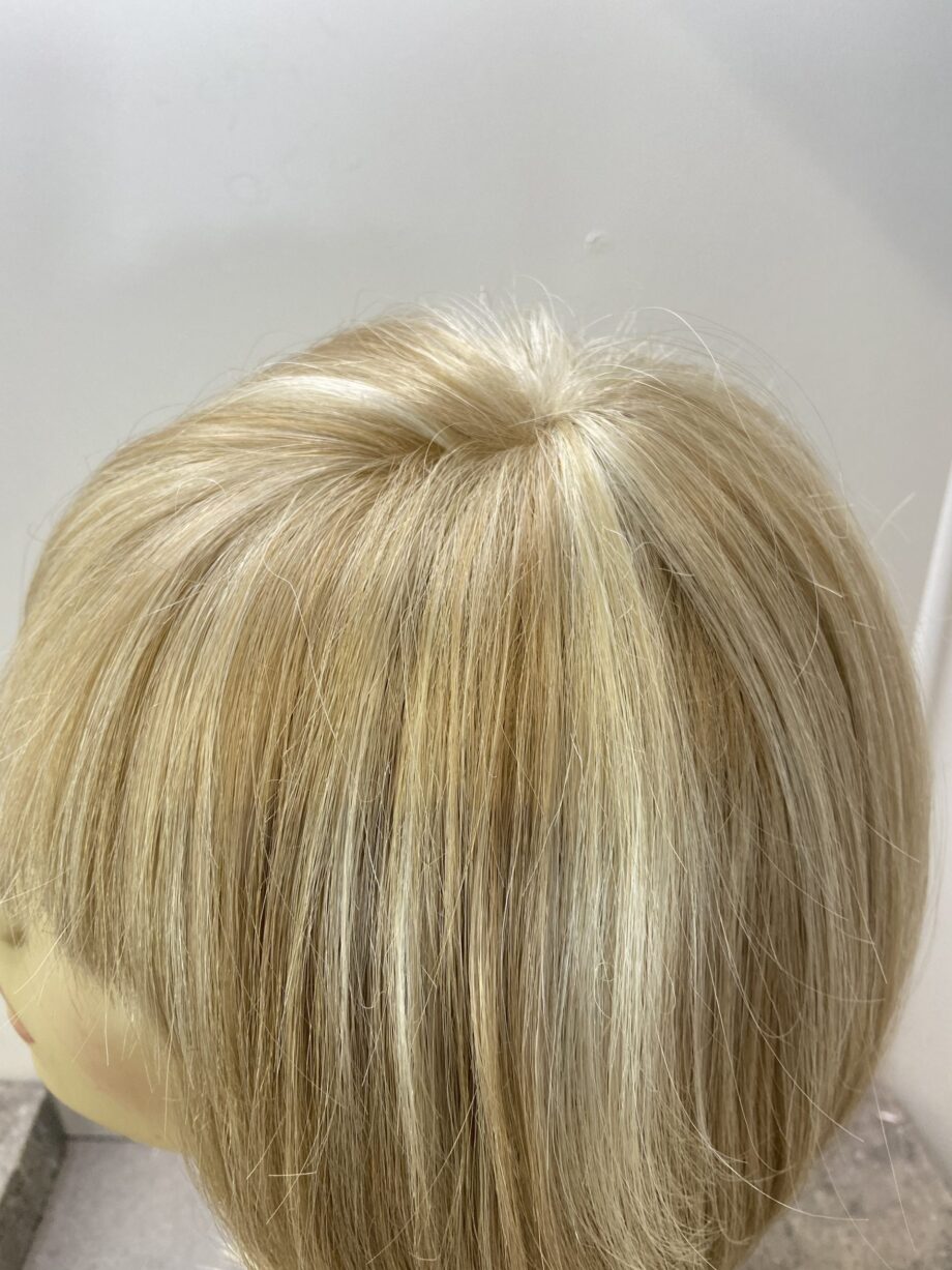 Light blonde highlighted wig. Blms714