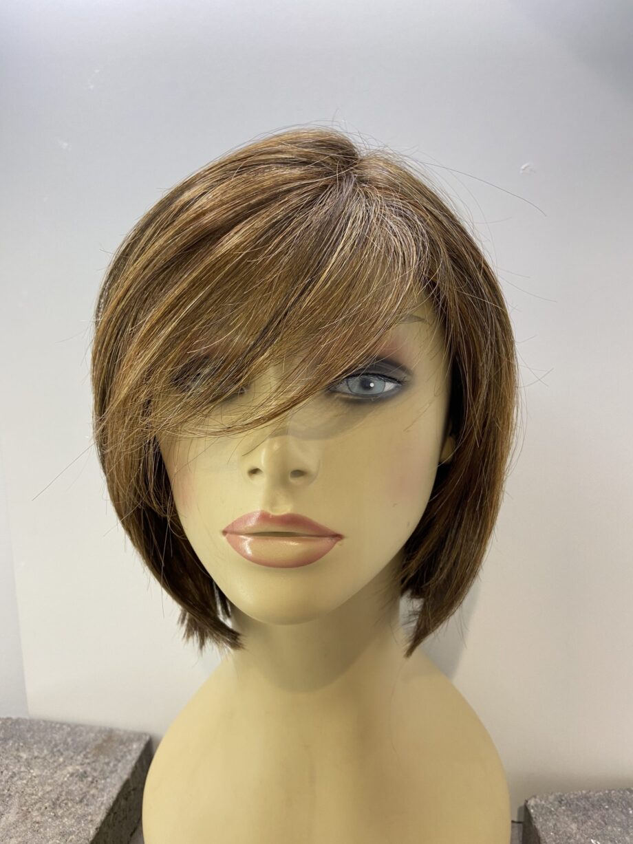 Shiny brown short wig. Brms717