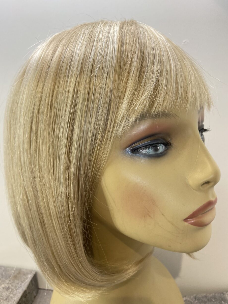 Light blonde highlighted wig. Blms714