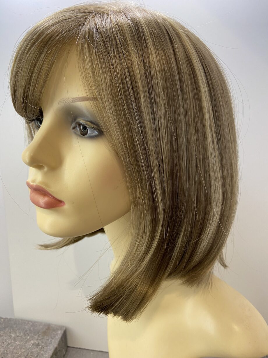Blonde light brown highlighted wig. Blls716