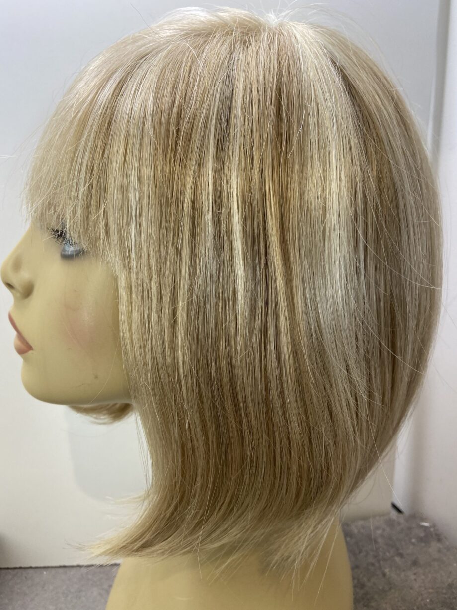 Light blonde highlighted wig. Blms714