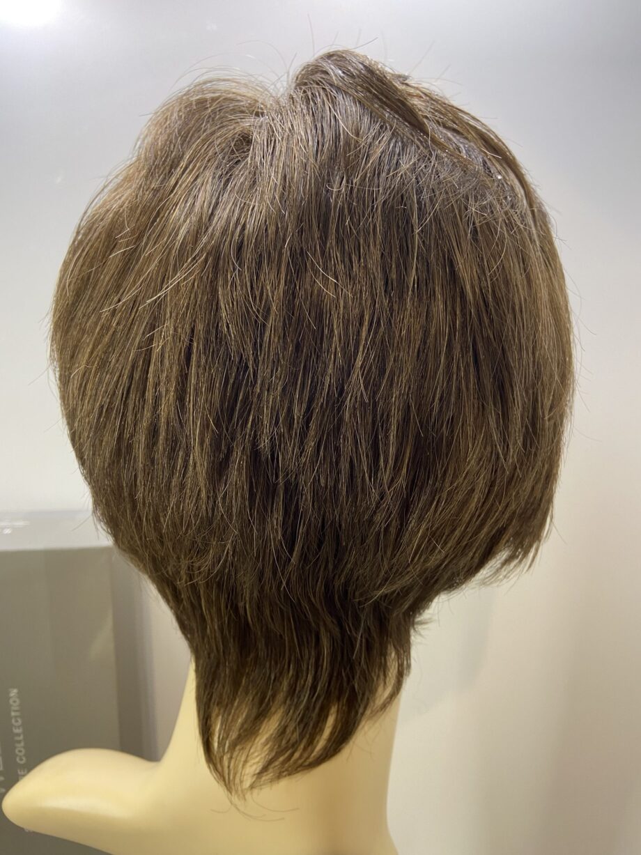 Short brown Raquel Welch wig boxed. Bbrss252