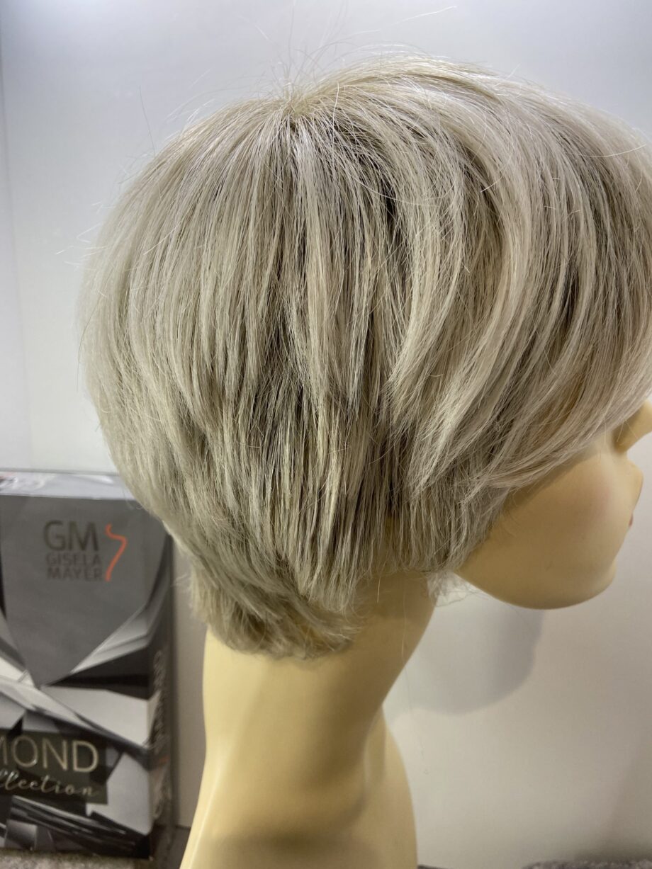 Ash blonde rooted wig. Bgss252