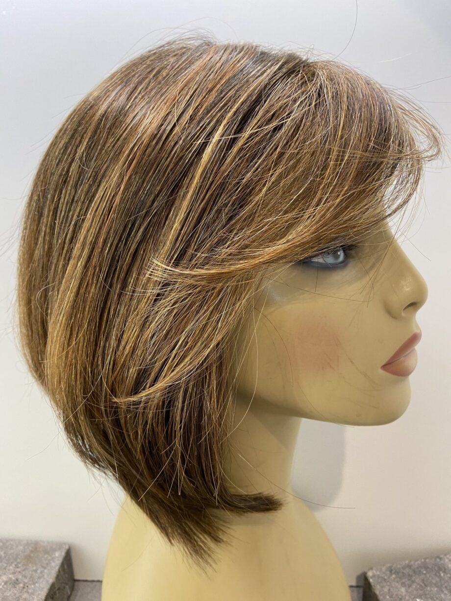 Shiny brown short wig. Brms717