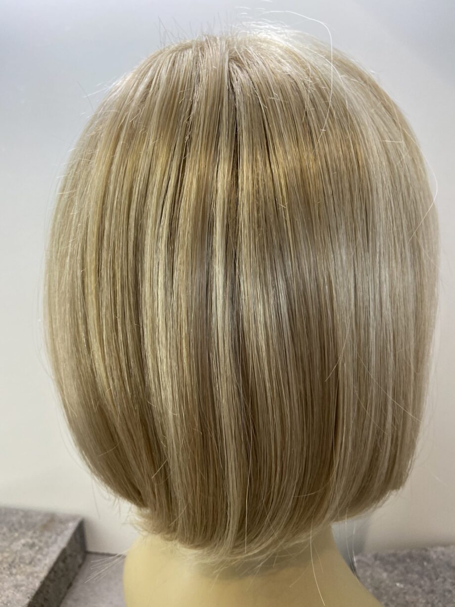 Light blonde highlighted wig. Blms714