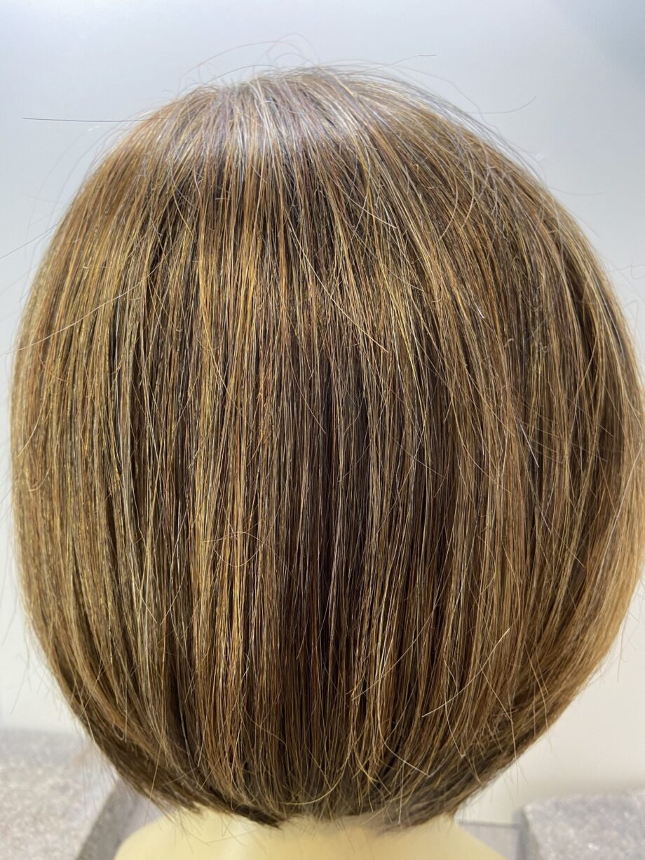 Shiny brown short wig. Brms717