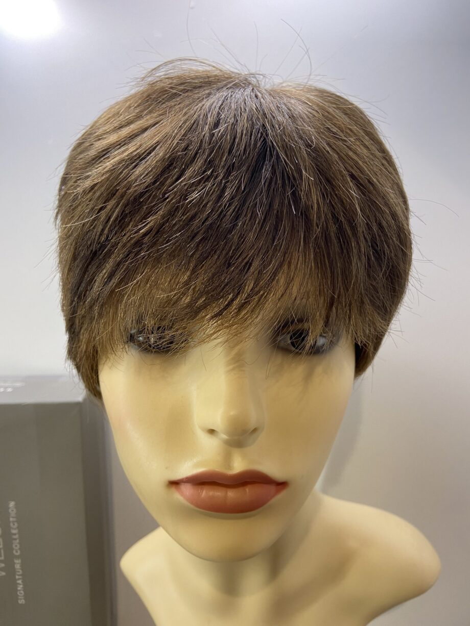 Short brown Raquel Welch wig boxed. Bbrss252