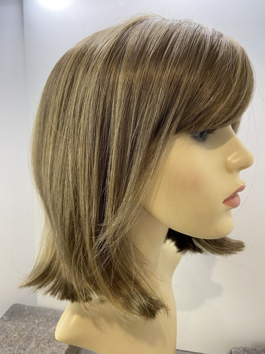 Blonde light brown highlighted wig. Blls716