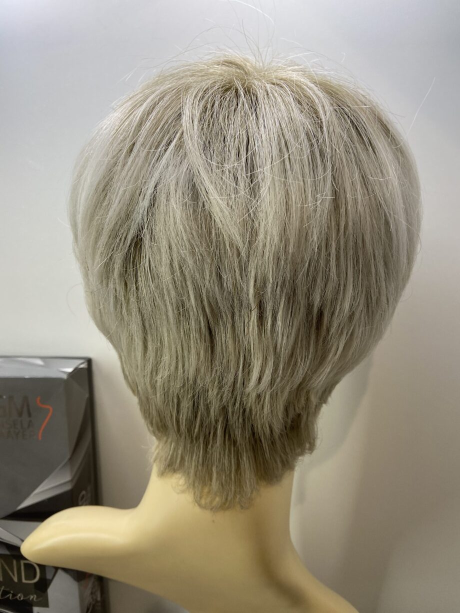 Ash blonde rooted wig. Bgss252