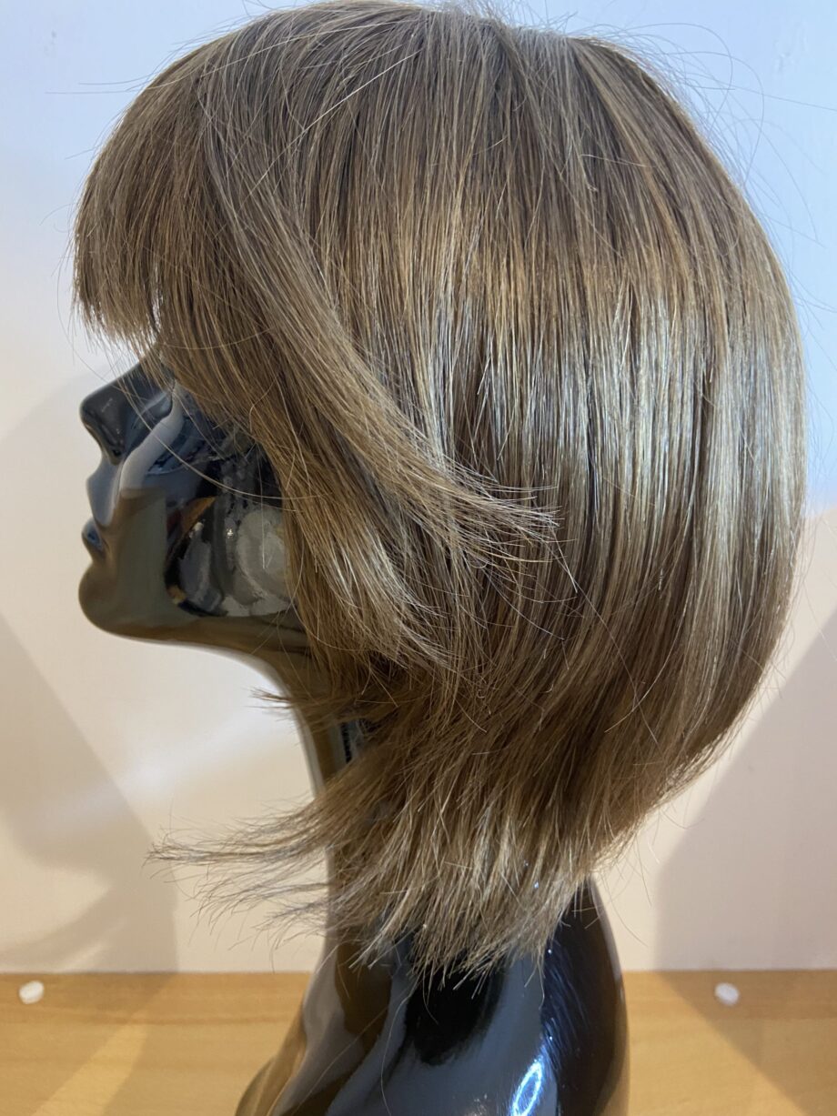 Mid brown short wig. Bbrms239