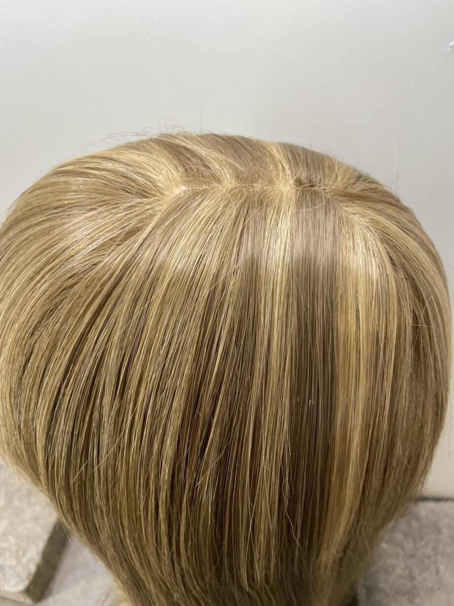 Long blonde highlighted wig. Blls715