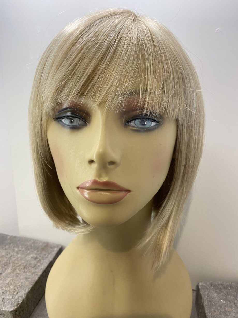 Light blonde highlighted wig. Blms714