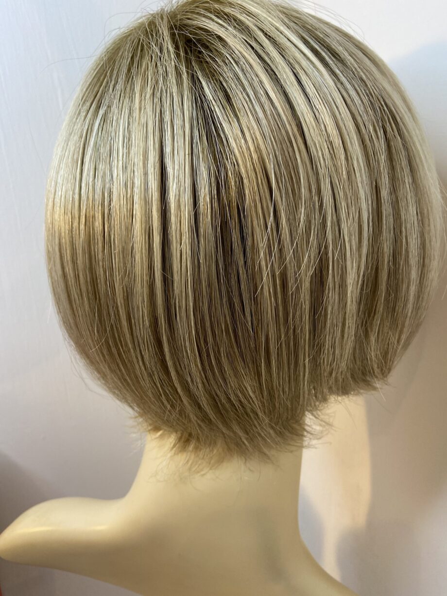 Rooted blonde wig. Bblms284