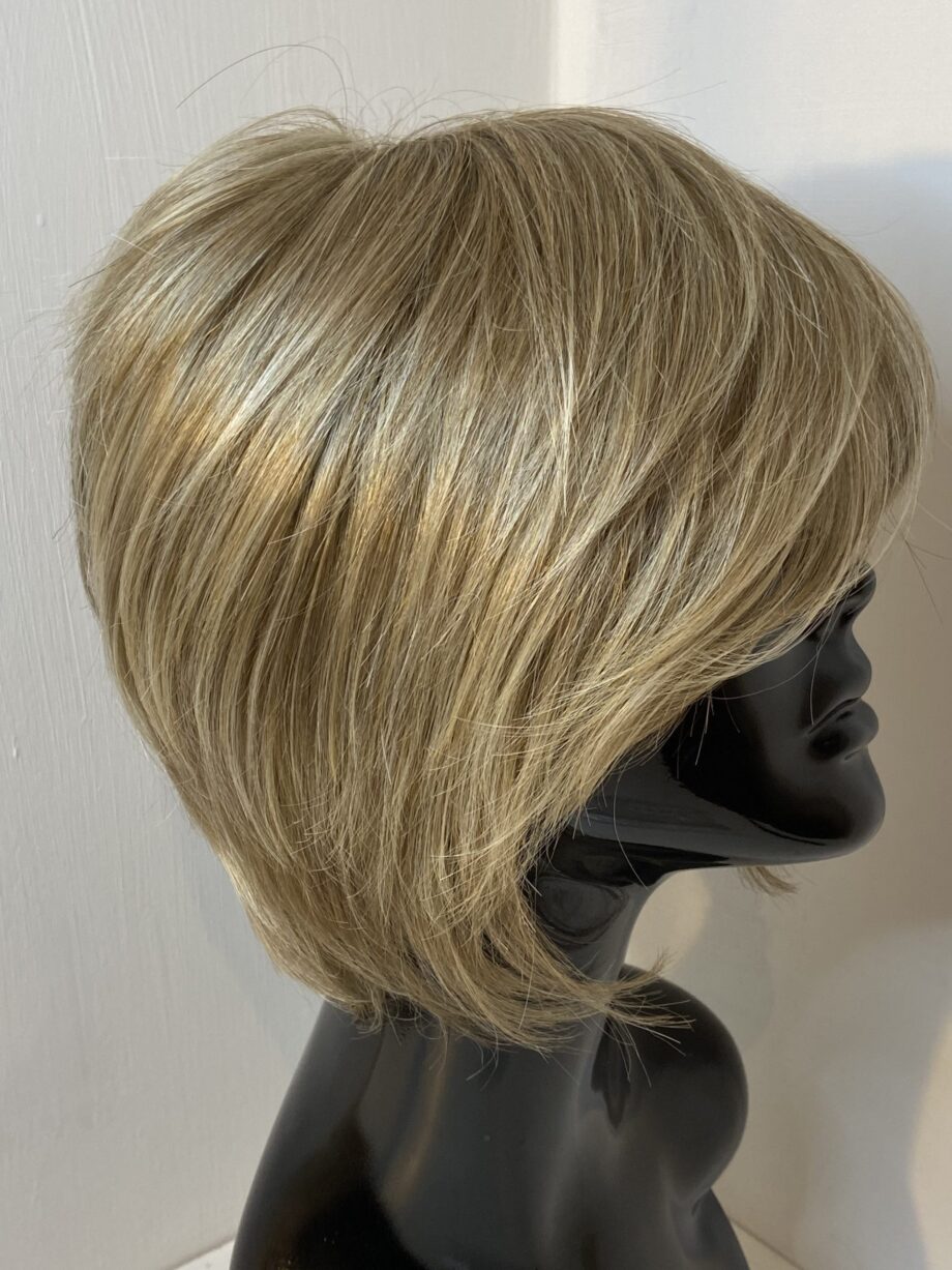 Blonde mid length wig. Blms5173