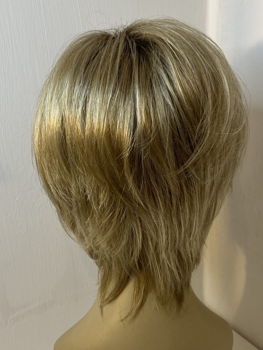 Blonde rooted wig. Blms5171
