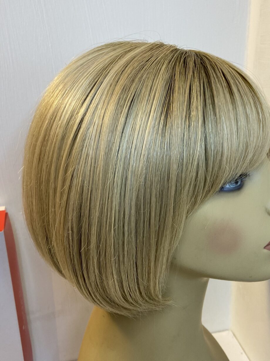 Shiny blonde rooted short wig. Bblms285